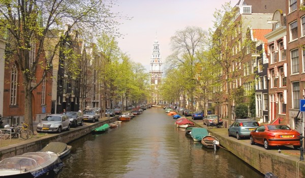 Torre de la Zuiderkerk desde el canal Groenburgwal