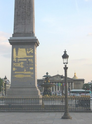 En primer plano, Obelisco y fuente de la Concorde; al fondo, el Palais Bourbon y el domo dorado de Les Invalides