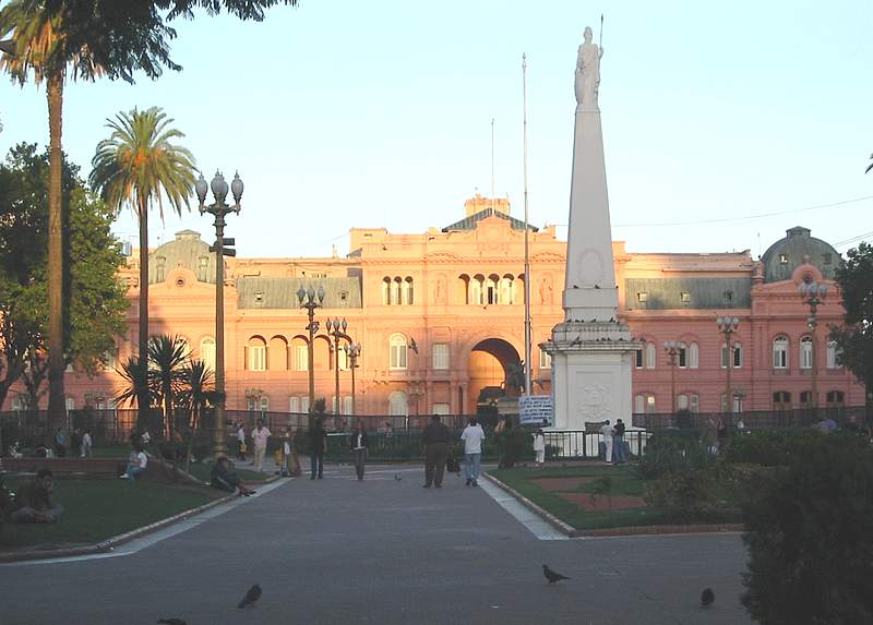 Pirmide de Mayo en primer plano y la Casa Rosada al fondo